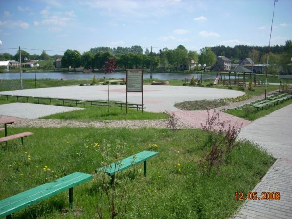 Plac rekreacyjny nad jez. wiejskim wybudowany w ramach programu "Odnowa Wsi".