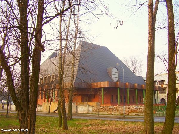 Obok - Hutnicza-Franciszkańska jest już wybudowany nowy Kościól. To zdjęcie pokazuje jeden z końcowych etapów jego budowy (2007-2008).