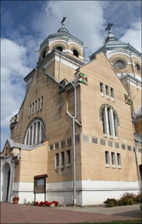 Murowana cerkiew grecko-katolicka,  poświęcona w roku 1912 ,  pod wezwaniem św. Michała Archanioła. Monumentalna budowla w typie bizantyjskim (ukraińskim), na r