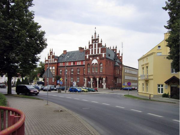 Kętrzyn-Plac Grunwaldzki-widok z ul.Mickiewicza-zabytkowy budynek Starostwa Powiatowego 2914-08-05