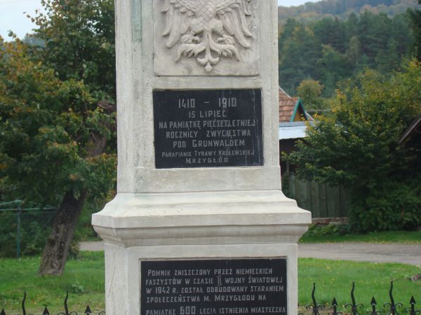 postument pomnika króla Władysława Jagiełły: z herbem Polski i tablicami - na wieczną - dla potomnych - pamiątkę...