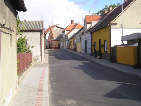 Dolsk_ul. Podgórna. Dojście z Rynku do jeziora.