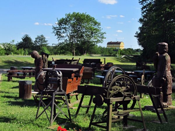 Skansen starych przedmiotów gospodarstwa rolnego oraz domowego, dodatkowo odpoczynek w trakcie podróży drogą nr 25 między Bydgoszczą a Tucholą  przy smacznym je