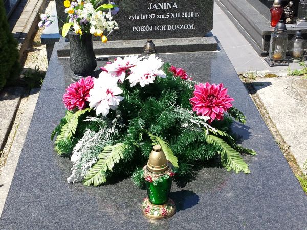 Józef Kaliniak zasłuźony m.in. podczas 2 wojny swiatowej we wsi Olchowiec. Pochowany na cmentarzu na Borowie