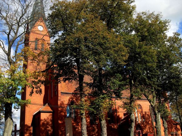 Zaraz obejdziemy kościół w Łęgu dookoła