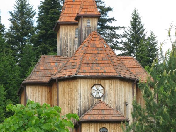 kościół rzymskokatolicki pw. Krzyża Świętego i MB Królowej Polski - uroczo położony, wzniesiony w 1902r., pod prezbiterium - można podejrzewać, że jest krypta g