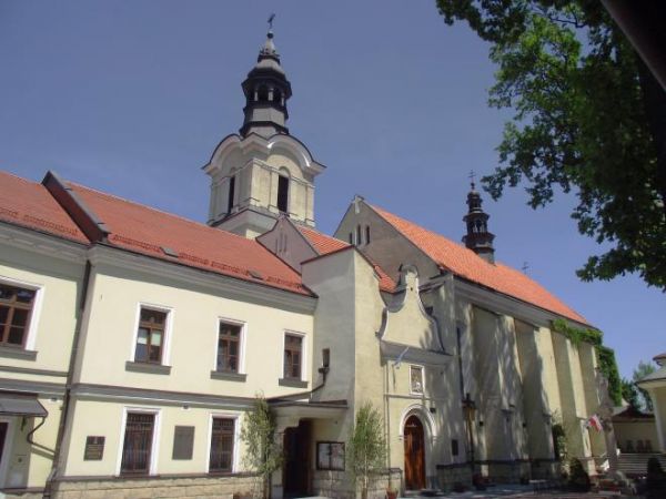 kościół pw. Ducha Świętego i klasztor oo. Jezuitów.