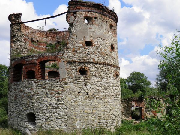 Ruiny XV wiecznego zamku . Baszta południowo-zachodnia i resztki części mieszkalnej.