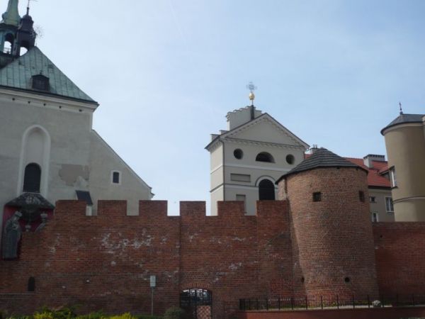 Fragment murów obronnych z Basztą Dorotą z ok.1350r.w głęb
Kolegiata Kaliska.