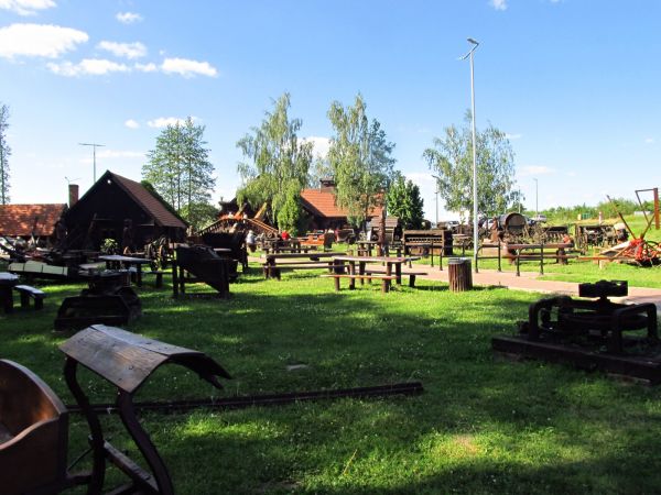 Skansen starych przedmiotów gospodarstwa rolnego oraz domowego, dodatkowo odpoczynek w trakcie podróży drogą nr 25 między Bydgoszczą a Tucholą  przy smacznym je