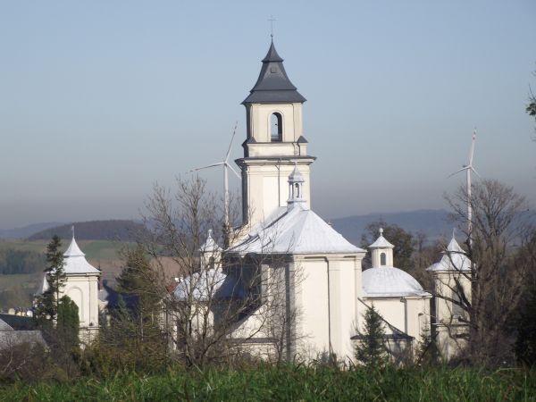 kościół par. pw. św. Wawrzyńca, budowę rozpoczęto w 1778r., wcześniej przy dzisiejszej ul. Kilińskiego przez ok. 440 lat stał kościół pw. św. Andrzeja - dziś ta