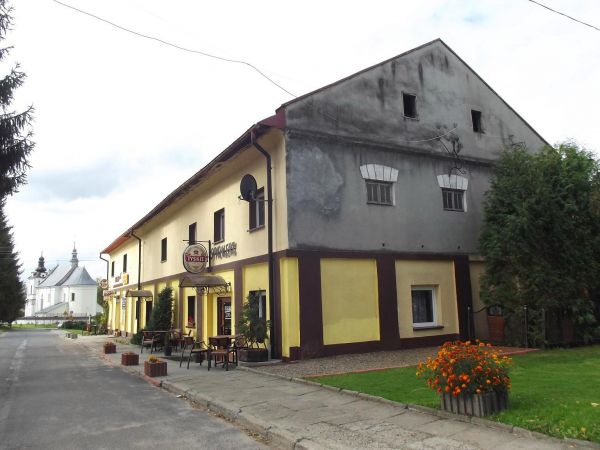 kiedyś spichlerz przydworski był ale zmienił przeznaczenie, a dalej kościół widać.