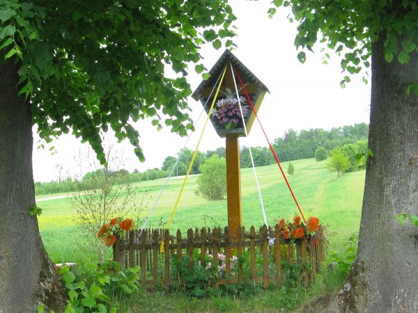 przydrożny krzyż drewniany, z charakterystyczną osłoną, z ludową rzeźbą Chrystusa Ukrzyżowanego. Ze zbocza, na którym leży Rozpucie, potok Bereska spływa.