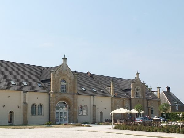 Przebudowane wnętrze byłej stajni jest bardzo  dużą salą bankietową