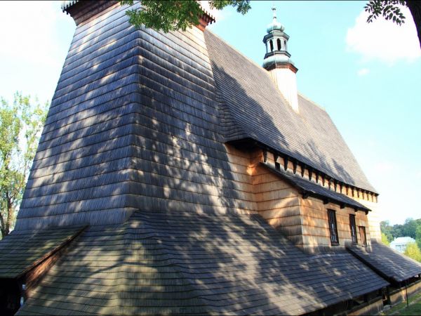 Kościół Wniebowzięcia NMP i św. Michała Archanioła . Na  liście światowego dziedzictwa UNESCO . Kościół w Haczowie jest największym gotyckim drewnianym kościołe