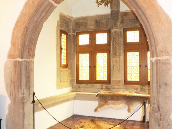 wykusz - z ozdobnym wejściem - dekoracja w kamieniu wykuta, tam też ławy półkoliście - zazwyczaj poduszkami powyścielane, do odpoczynku służące.