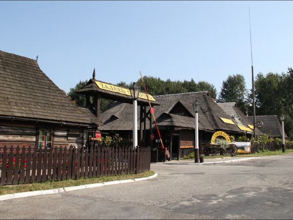 Skansen budownictwa ludowego.