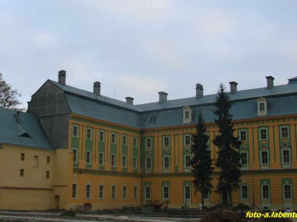 Aleja prowadząca w prawo od bramy głównej prowadzi do budynku klasztoru, połączonego z Bazyliką.