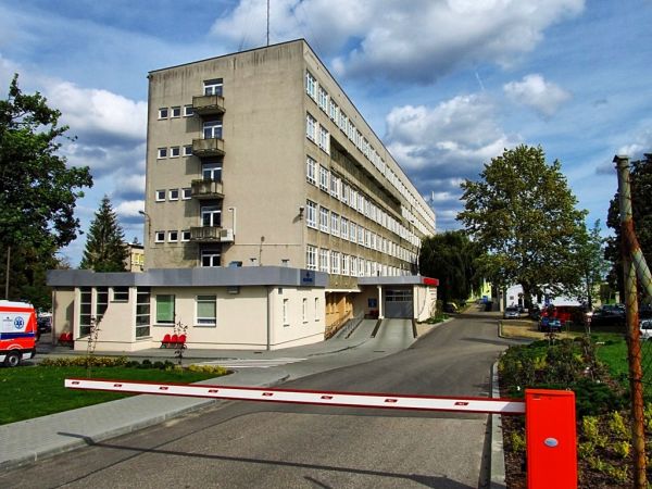 szpital od strony pogotowia
