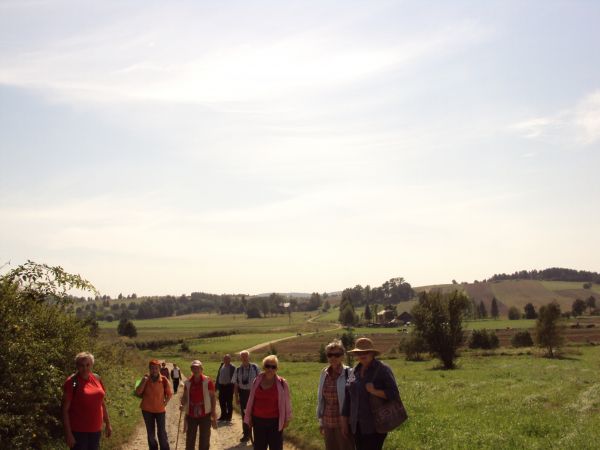 w oddali, przy gościńcu - po prawej, otoczone wieńcem starych drzew -  gospodarstwo agroturystyczne, tam przyjęci byliśmy i ugoszczeni przez p. Marysię - na zdj
