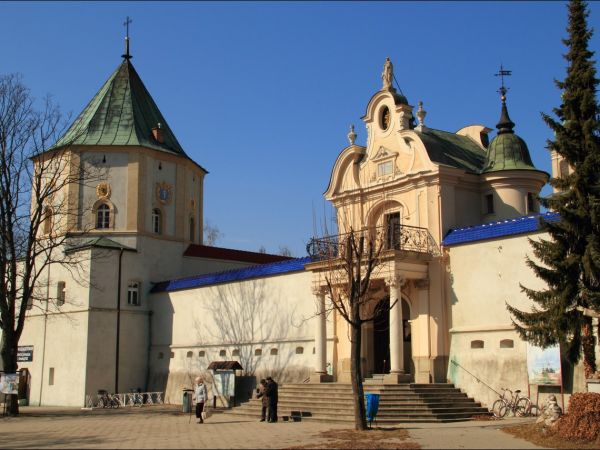 Bazylika Zwiastowania NMP w Leżajsku – wzniesiona w miejscu, gdzie według tradycji ukazała się w 1590 roku Tomaszowi Michałce Matka Boska. Sprawują nad nią opie