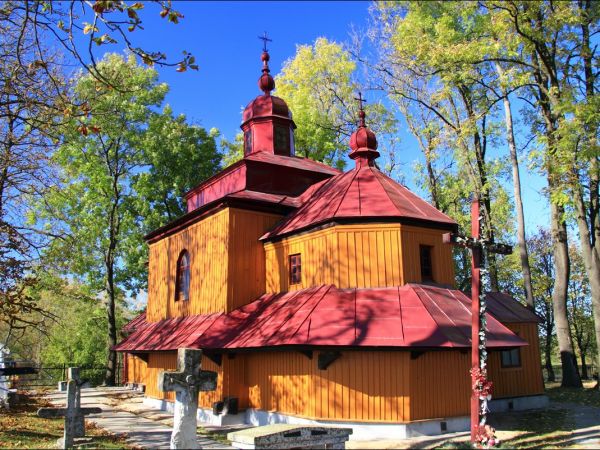 Dawna , drewniana cerkiew greckokatolicka pw. Niepokolanego Poczęcia NMP , wybudowana w 1781 r. Od 1971 r. pełni funkcję rzymskokatolickiej kaplicy filialnej.