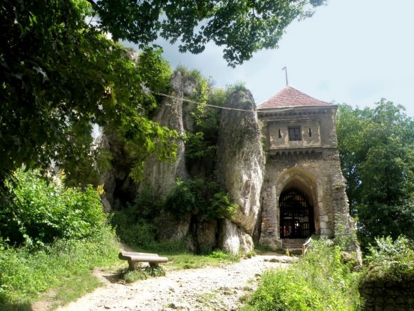 Zamek w Ojcowie, położony na terenie Ojcowskiego Parku Narodowego, w centrum Ojcowa, był zamkiem warownym wzniesionym przez Kazimierza Wielkiego w II połowie XI