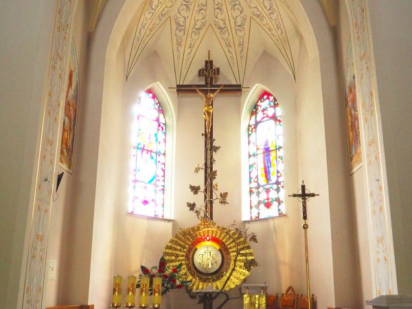 ołtarz główny w kościele zdrojowym pw. św. Stanisława Biskupa, polichromia ubogaca łuki i sklepienie prezbiterium.