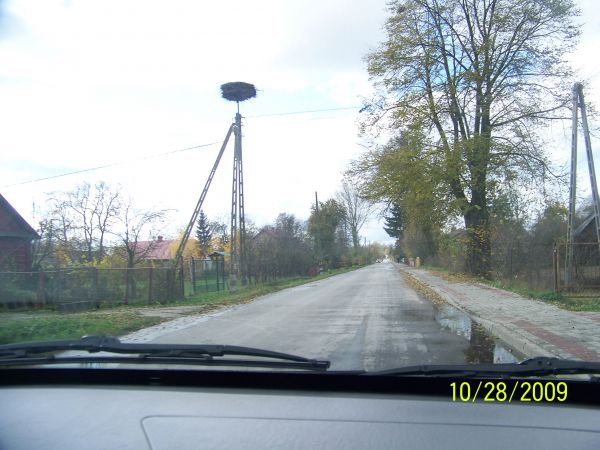 Widok na Brzostówkę zza szyby auta