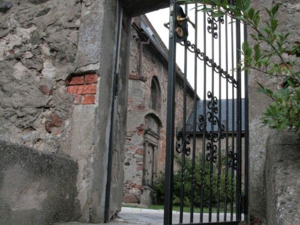 FURTA W MURZE OTACZAJĄCYM KOŚCIÓŁ I CMENTARZ