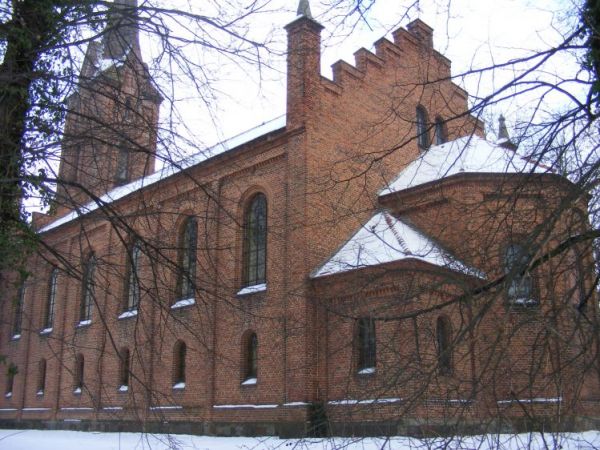 Kościół z tyłu od strony posterunku policji.