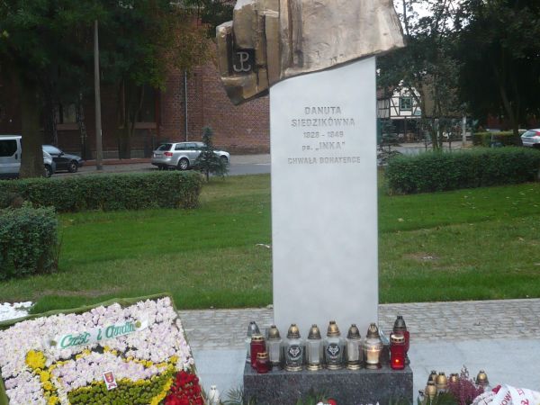 Nie daleko kościoła p.w.św.Jana Bosko odsłonięty we wrześniu 2015r.pomnik zamordowanej przez okupanta harcerki ,Inki,,