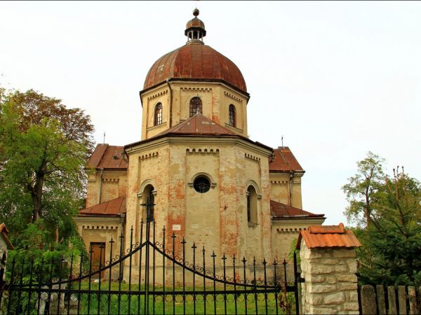 Opuszczona , murowana cerkiew greckokatolicka w Cieszanowie.