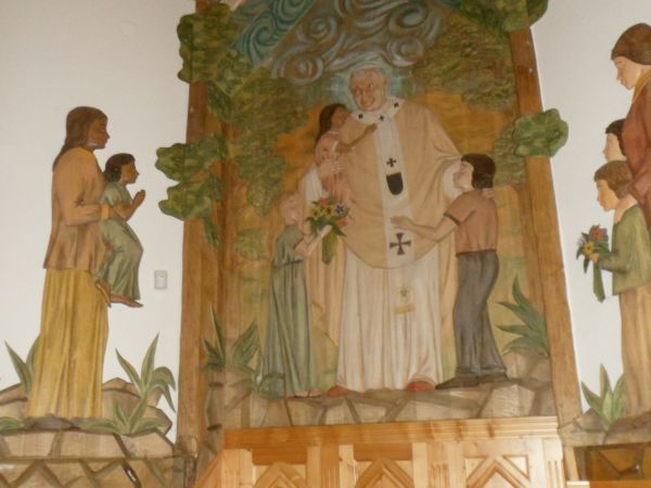 płaskorzeźba matek z dziećmi, idących do Św. Jana Pawła II - w Kaplicy Matki z Dzieckiem w Nowym Kościele.