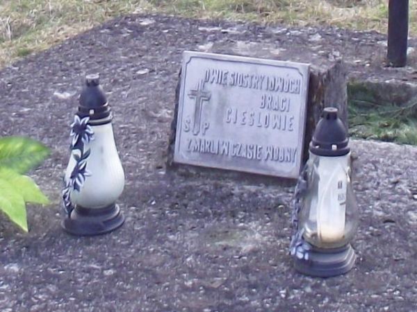 na starym cmentarzu przy cerkwi - ten nagrobek się zachował, ktoś pewnie dogląda, pamięta...