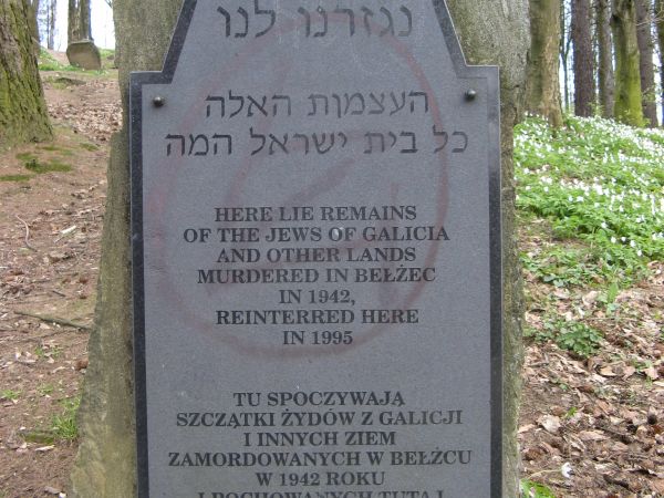 W czasie okupacji, głównie w ciągu lat 1941-42, hitlerowcy dokonywali na terenie cmentarza rozstrzeliwań ludności żydowskiej. Podczas jednej egzekucji przeprowa