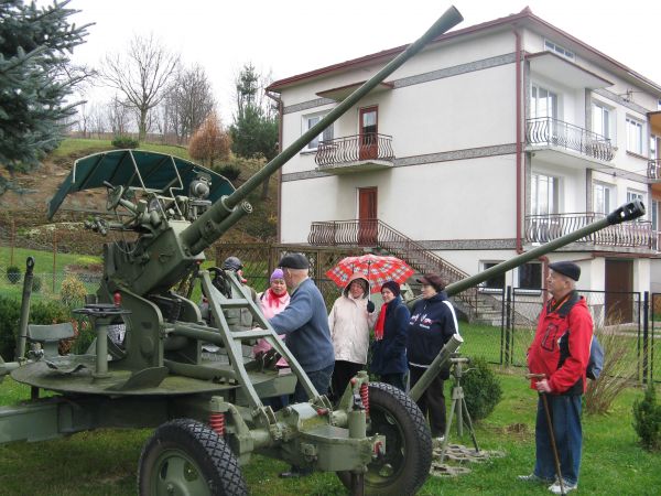 na ekspozycji militarnej prywatnej - u hobbysty, kolekcjonera. Robi to, co lubi a jego serdeczność i otwartość pozwala na dzielenie się swą pasją.