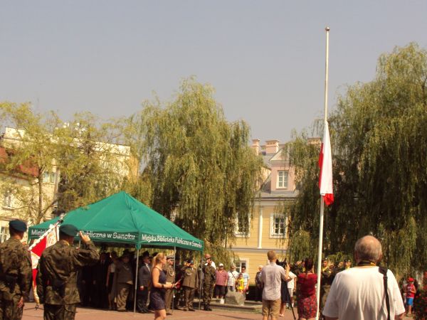 przed pomnikiem "Synom Ziemi Sanockiej" - na Placu św. Jana - uroczysty apel i ceremonia złożenia wiązanek na okoliczność obchodów Święta Wojska Polskiego - 201