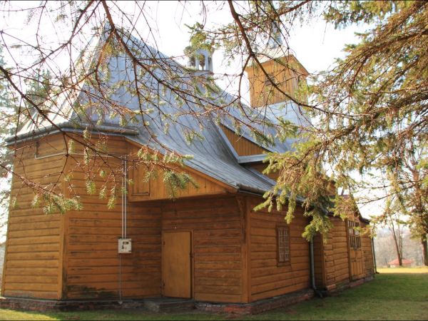 Kościół filialny pw. św. Jana Chrzciciela wzniesiony zapewne ok. poł. XVII w. (wg tradycji jeszcze w XVI w.). Wielokrotnie restaurowany i przebudowywany.  Wokół