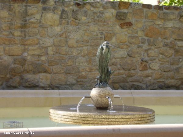 W poprzednim wcieleniu ozdobą tej fontanny był kielich-kwiat ceramiczny a teraz ptak rybojad ...