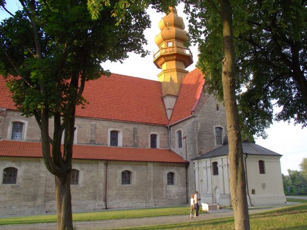 kościół klasztorny, pocysterski pw. Wszystkich Świętych i św. Floriana. Konwent koprzywnicki był fundacją Mikołaja Bogorii, już w 1185r. przybyli zakonnicy z op