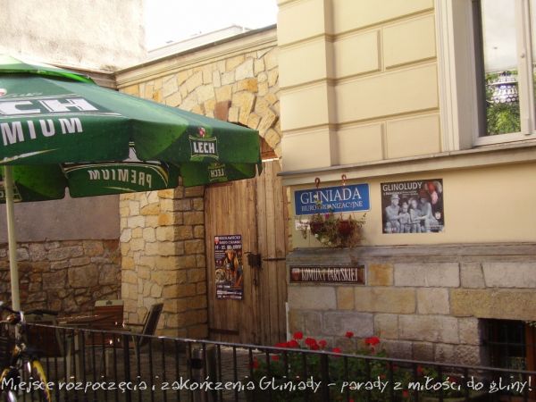 Stąd ruszyła Parada Glinoludów 23 VIII - ..." z miłości do gliny"