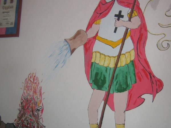 W ODREMONTOWANEJ REMIZIE STYLIZOWANY WIZERUNEK ŚW. FLORIANA - PATRONA STRAŻAKÓW, KOMINIARZY I HUTNIKÓW.