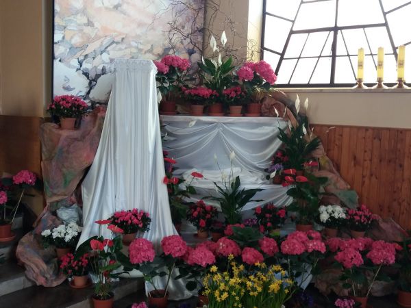 Wesołego Alleluja z Brzostkowa ! Grób Pański w kościele parafialnym, zdjęcie dzięki niezawodnemu Piotrkowi z Krakowa.