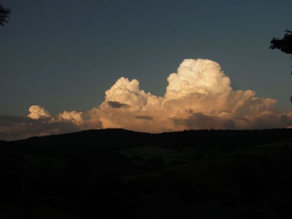 Zapadająca noc nad Bzowcem i Skrzynką.