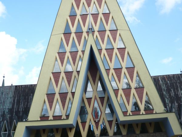 Parafia w Kotłowie od 1968r.jest podzielona obok kościoła
katolickiego powstał kościół Polsko-Katolicki (Narodowy) na zdjęciu
Kościół Narodowy także poświęcon