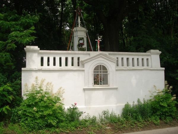 Gora Poniatowskiego i u podnoza kapliczka odnowiona przez hr. Marie Krasicka w 1891 r.