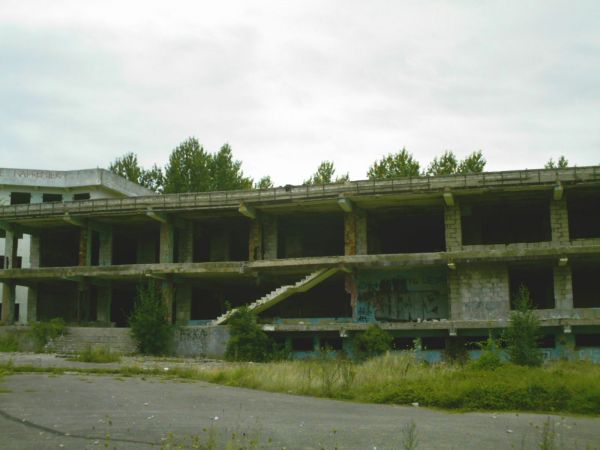 Hotel robotniczy z okresu budowy Elektrowni Pompowo-szczytowej. Stan obecny. II