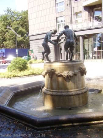 Dla przypomnienia - "Tańczące Fauny" to wg projektu słynnego rzeźbiarza śląskiego (gliwickiego) Theodora Kalide. O tej postaci będzie później przy Cmentarzu Hut