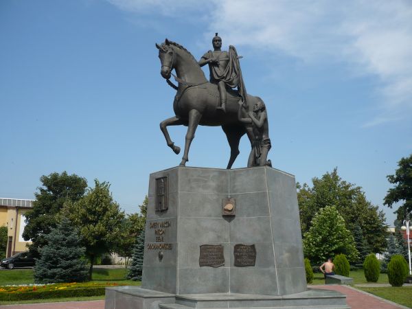 Nieco dalej w tym parku chyba jeden z piękniejszych pomników
św. Marcina w Polsce bardzo okazały.
